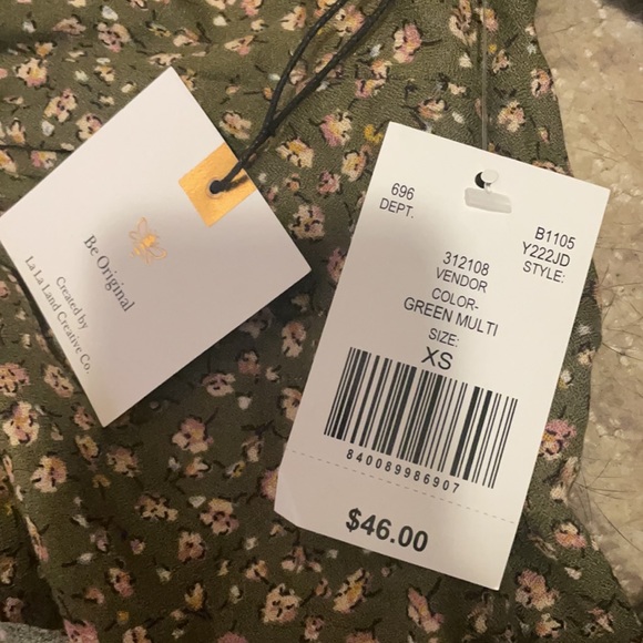 NWT floral top - Picture 2 of 2